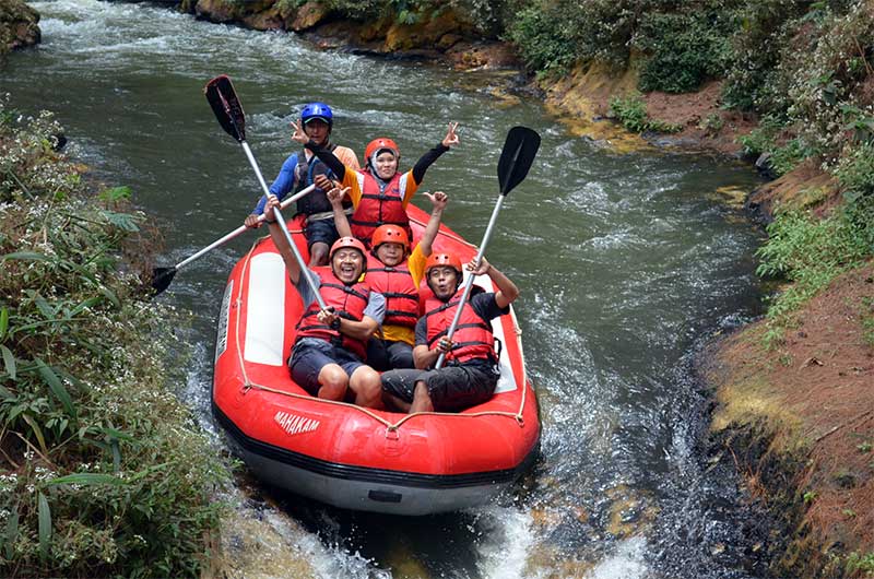 Pengertian Arung Jeram dan Keseruannya di Kawasan Wisata Muara Rahong Hills