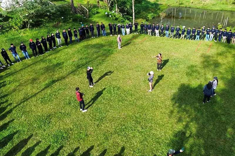 Permainan Outbound di Hutan Pinus Pangalengan Muara Rahong Hills