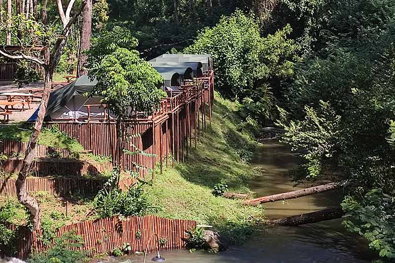 Rekomendasi Wisata Akhir Pekan Murah Tapi View Mewah! Muara Rahong Hills Bikin Betah Seharian