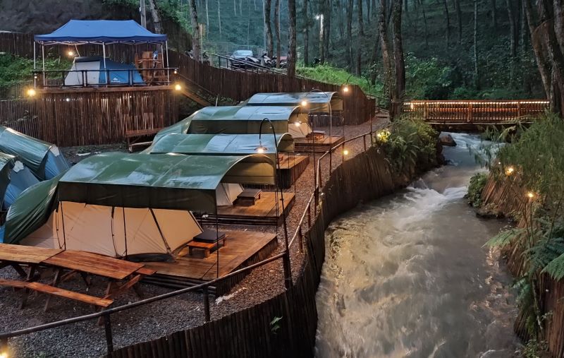 Tempat Glamping Terbaik dengan View Sungai dan Hutan Pinus di Pangalengan