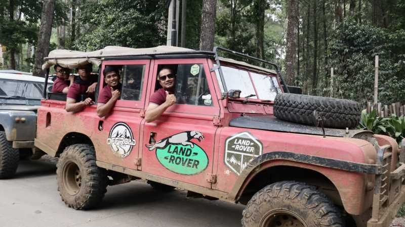 Tips Off Road Saat Musim Hujan Agar Tidak Tergelincir, Panduan Aman Menaklukkan Jalur Licin Hutan Pinus Rahong Pangalengan