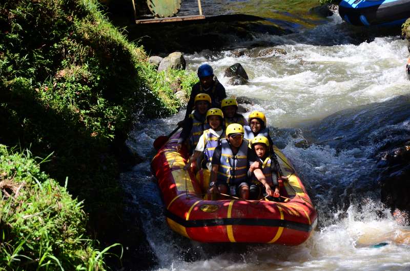 Arung Jeram Pangalengan, Tempat Self Healing Terbaik Di Bandung Selatan Lengkap Dengan Wahana Dan Pemandangan Hutan Pinus Di Muara Rahong Hills