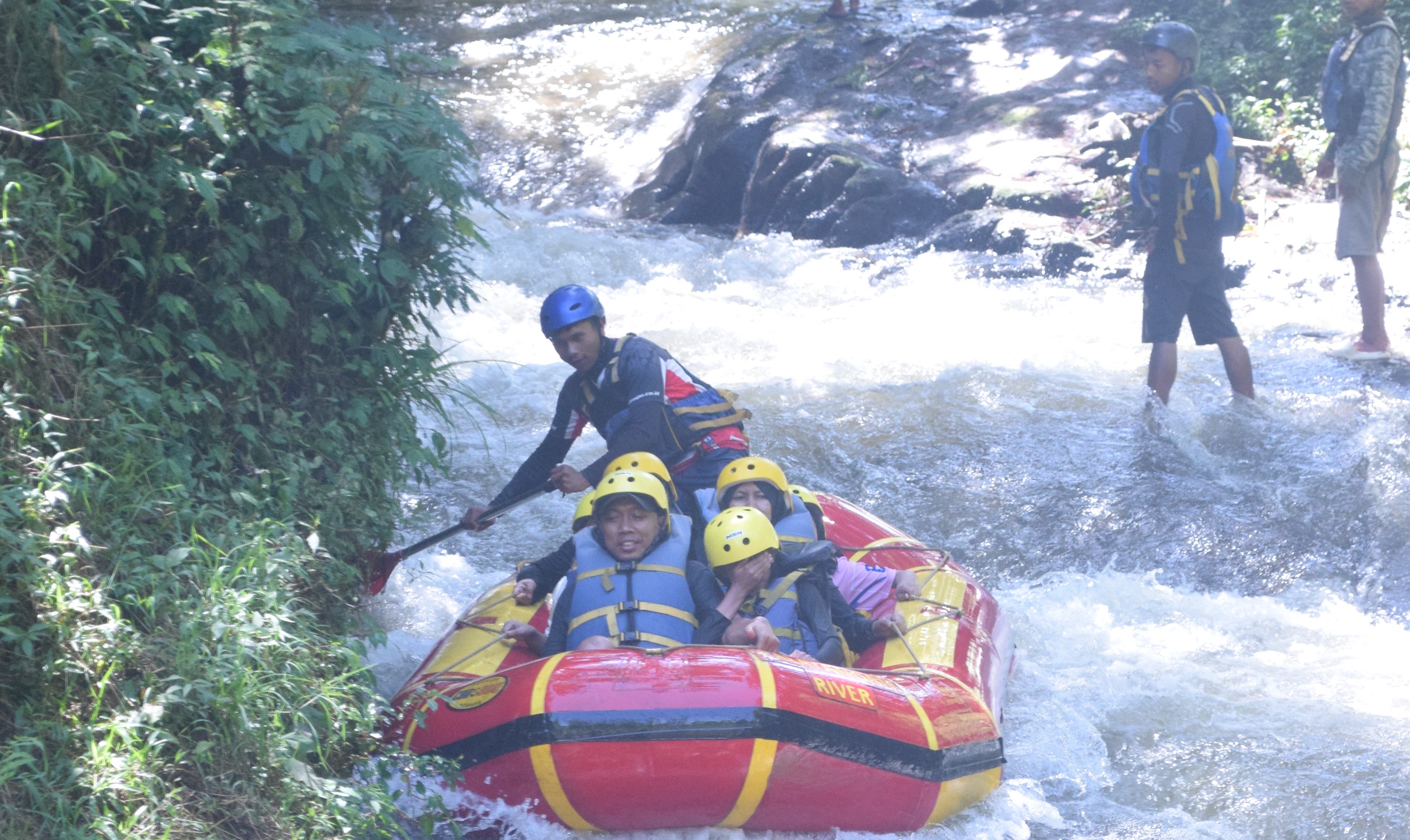 Rafting Pangalengan dan Glamping di Muara Rahong Hills, Kombinasi Liburan Alam Seru yang Cocok untuk Akhir Pekan